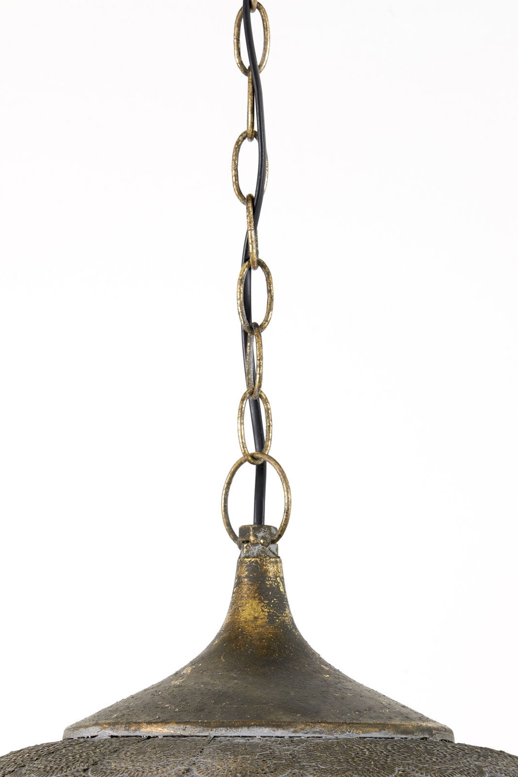 Detailansicht einer Hängeleuchte mit antikem Finish und Kettenaufhängung.