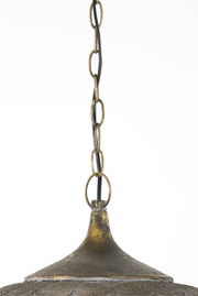 Detailansicht einer Hängeleuchte mit antikem Finish und Kettenaufhängung.