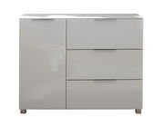 Moderne weiße Kommode mit drei Schubladen und einer Tür, frontal betrachtet.