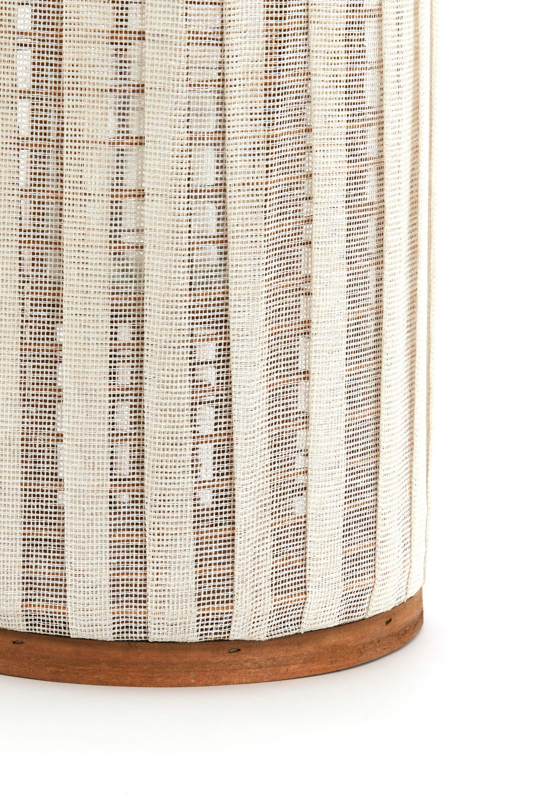 Nahaufnahme eines Windlichts mit einem gestreiften, gewebten Stoffdesign und einem Holzsockel, seitliche Perspektive