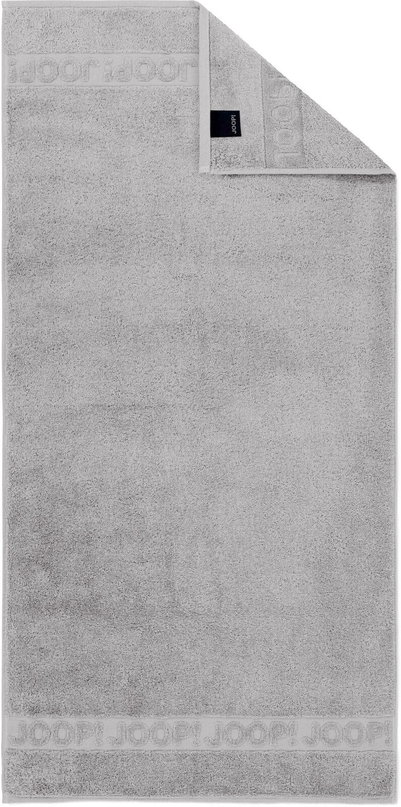 Hellgraues Joop! Frottier-Handtuch mit eingewebtem Logo-Bordürenstreifen, flach ausgebreitet in Frontalansicht von oben, obere Ecke umgeschlagen