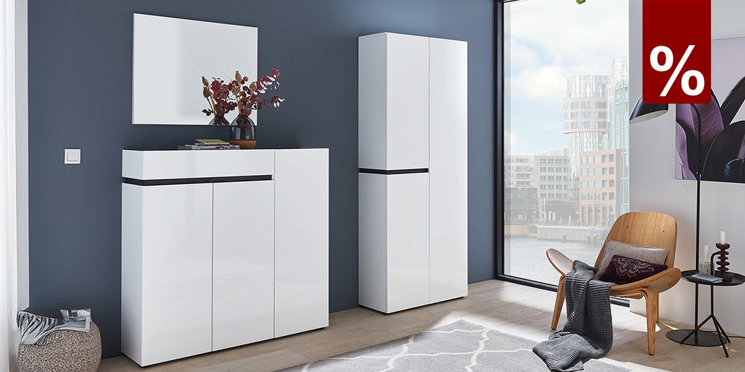 Helles Entrée mit weißen Hochglanz-Flurmöbeln, modernem Stuhl, großem Fenster und grauem Teppich im skandinavischen Stil