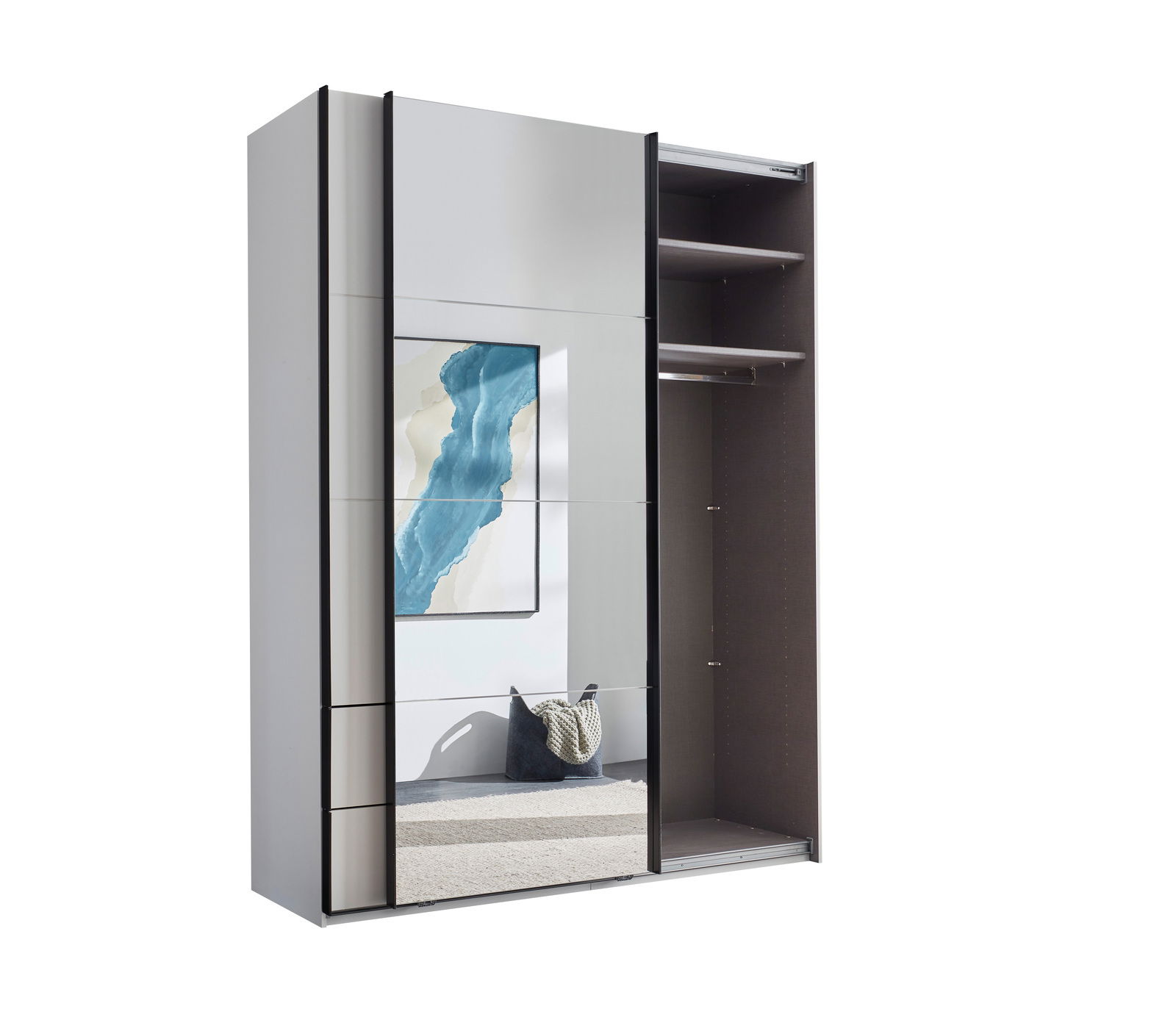 Moderner Schwebetürenschrank mit zwei Türen, teilweise geöffnet, zeigt Innenraum mit Regalböden. Perspektive von schräg vorne.