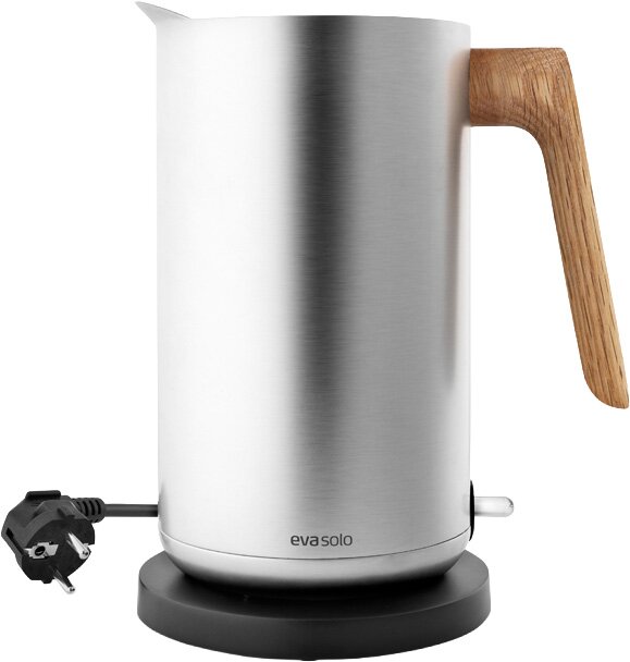 Eva Solo Wasserkocher NORDIC KITCHEN Elektrischer Wasserkocher aus gebürstetem Edelstahl mit Holzgriff auf schwarzem Sockel, Netzkabel sichtbar, Produktansicht von der Seite auf weißem Hintergrund