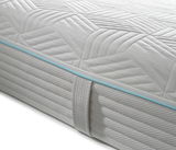 Nahaufnahme einer Gel-Taschenfederkernmatratze mit gestepptem Muster und blauer Zierleiste, seitliche Perspektive.