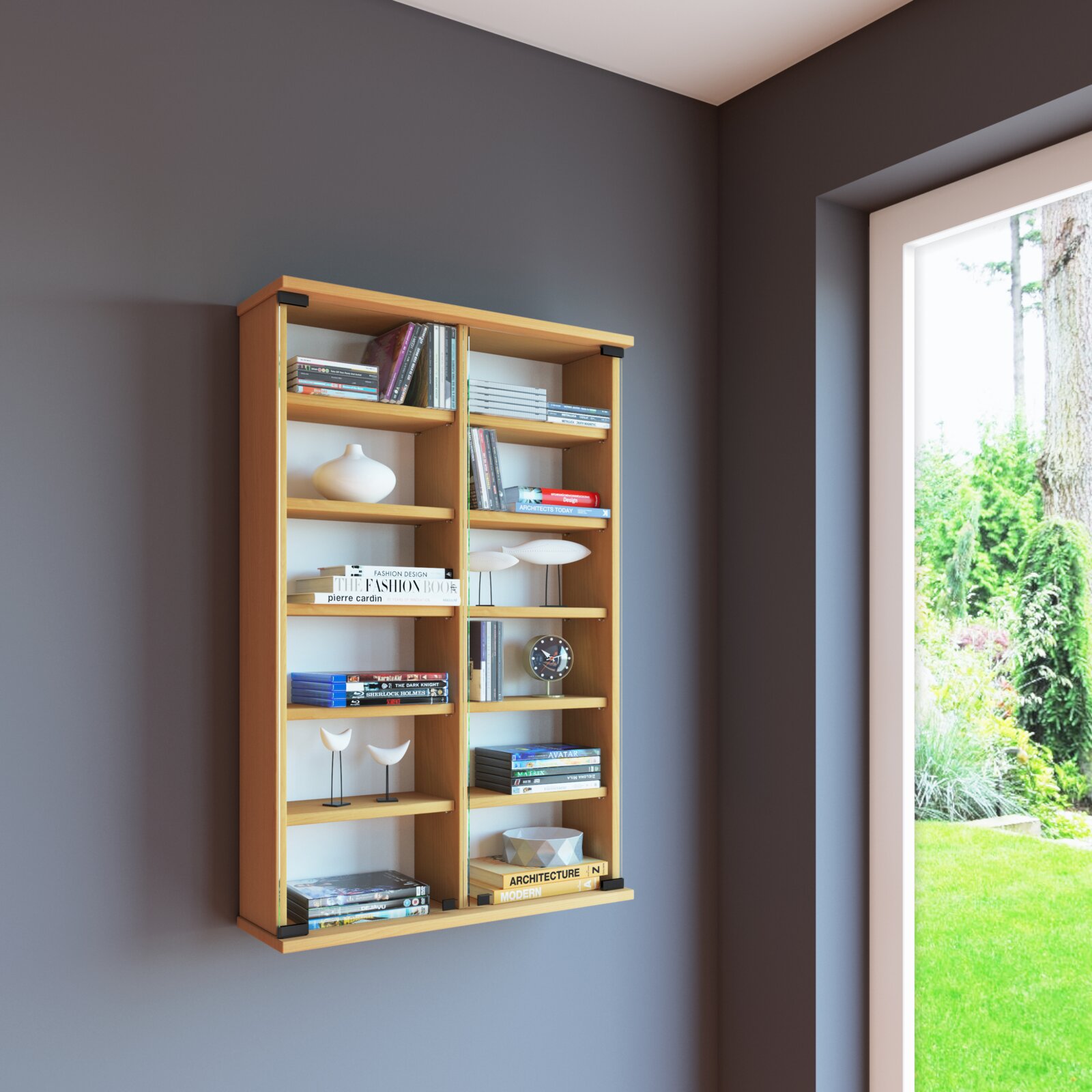 VCM CD/DVD Wand-Regal ZUNTISA Wandmontiertes Bücherregal aus hellem Holz mit mehreren Fächern, dekoriert mit Büchern und Deko-Objekten, in schräger Frontansicht im Raum neben einem Fenster