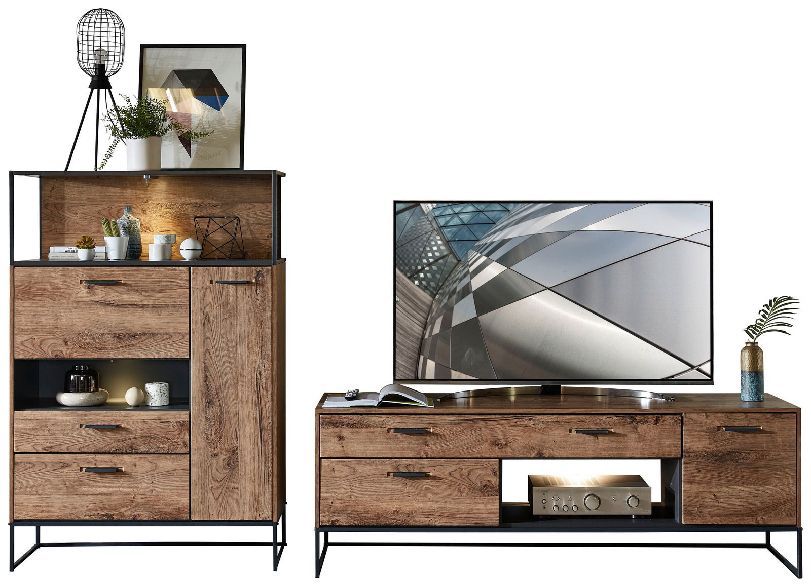 Moderne Wandkombination aus Holz und Metall mit Stauraum und Dekorationen, seitliche Perspektive