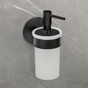 Wandmontierter schwarzer Seifenspender Meleto aus mattem Material, seitliche Perspektive.