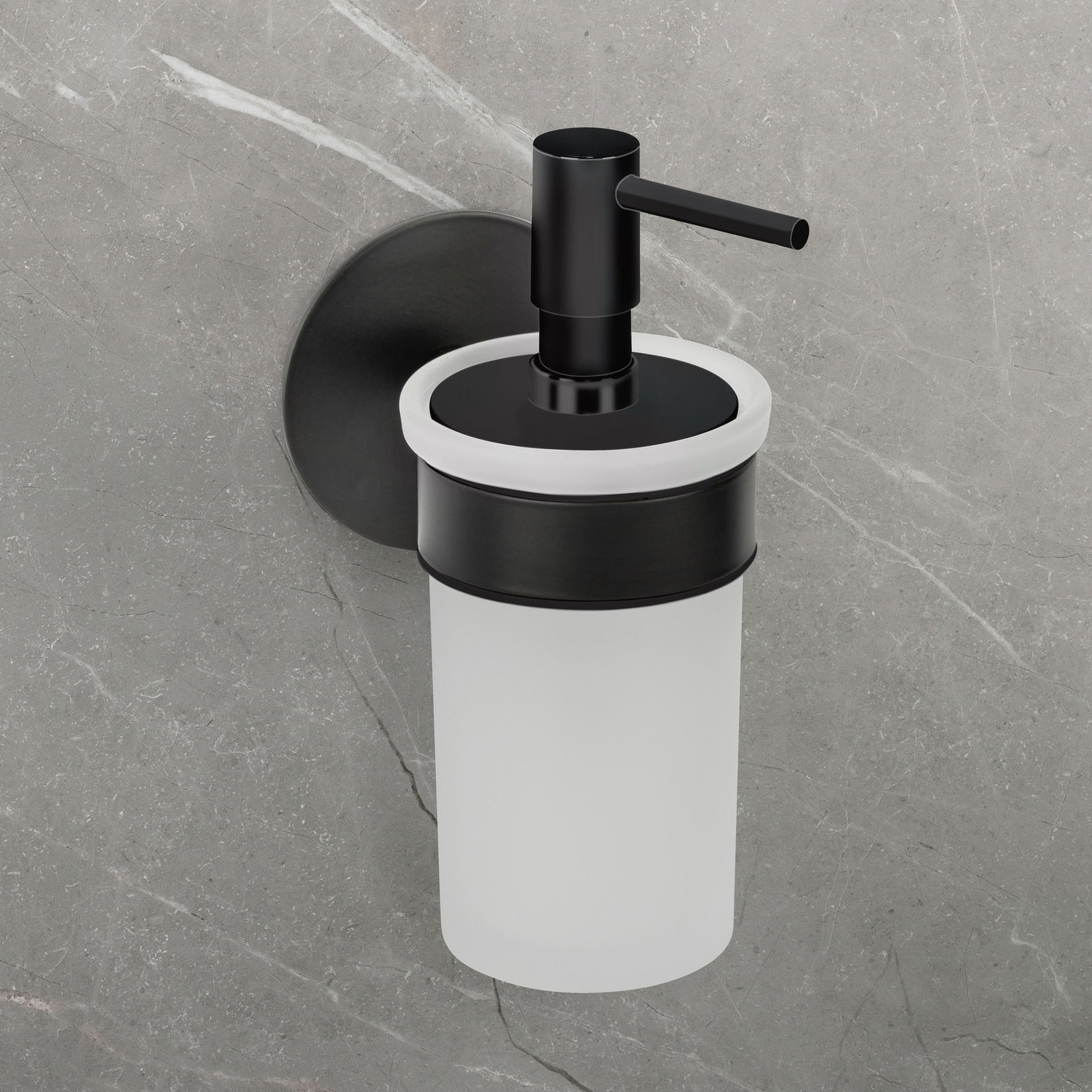 Wandmontierter schwarzer Seifenspender Meleto aus mattem Material, seitliche Perspektive.