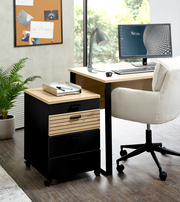 Moderner Rollcontainer mit drei Schubladen, schwarzem Korpus und Holzdetails, seitliche Perspektive.