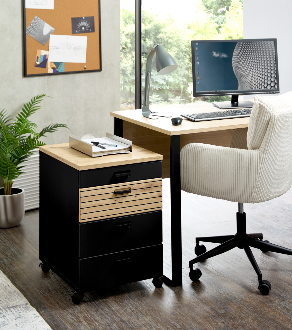 Moderner Rollcontainer mit drei Schubladen, schwarzem Korpus und Holzdetails, seitliche Perspektive.