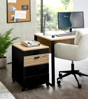 Moderner Rollcontainer mit drei Schubladen, schwarzem Korpus und Holzdetails, seitliche Perspektive.