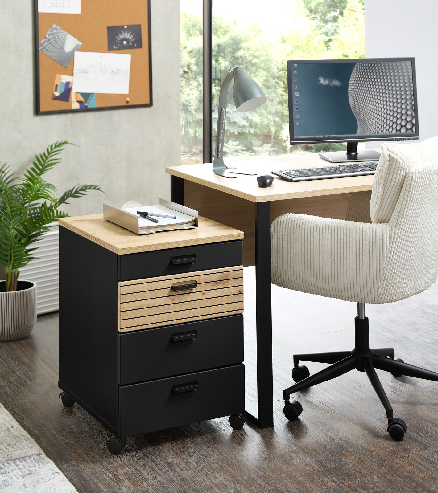 Moderner Rollcontainer mit drei Schubladen, schwarzem Korpus und Holzdetails, seitliche Perspektive.