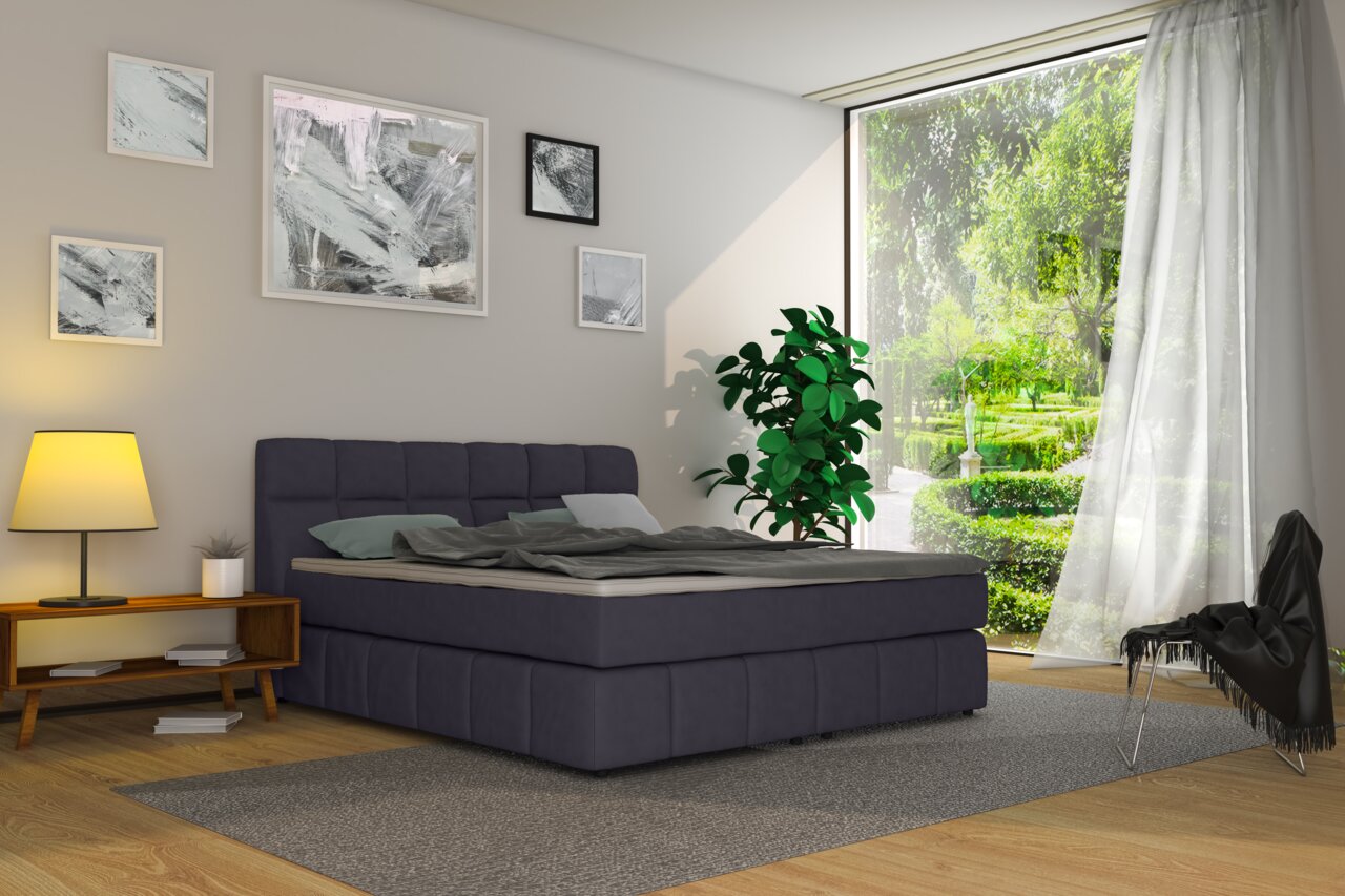 Modern boxspringbed in een stijlvolle slaapkamer met grote ramen en uitzicht op een groene tuin, zijaanzicht.