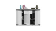 Modernes Sideboard in dunkler Holzoptik mit weißen Hochglanz-Türen und offenen Fächern, mit Büchern und Deko auf der Oberfläche, frontal aus leicht erhöhter Perspektive auf weißem Hintergrund