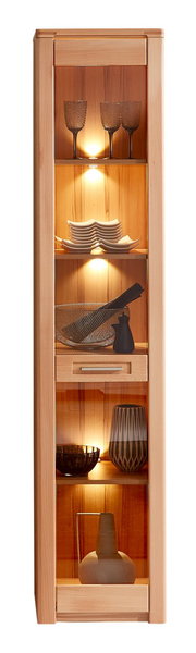 Schmale Vitrine aus Holz mit Glasfront, beleuchtet, gefüllt mit Geschirr und Dekorationen, Frontalansicht.