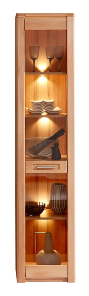 Schmale Vitrine aus Holz mit Glasfront, beleuchtet, gefüllt mit Geschirr und Dekorationen, Frontalansicht.