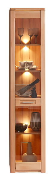 Schmale Vitrine aus Holz mit Glasfront, beleuchtet, gefüllt mit Geschirr und Dekorationen, Frontalansicht.