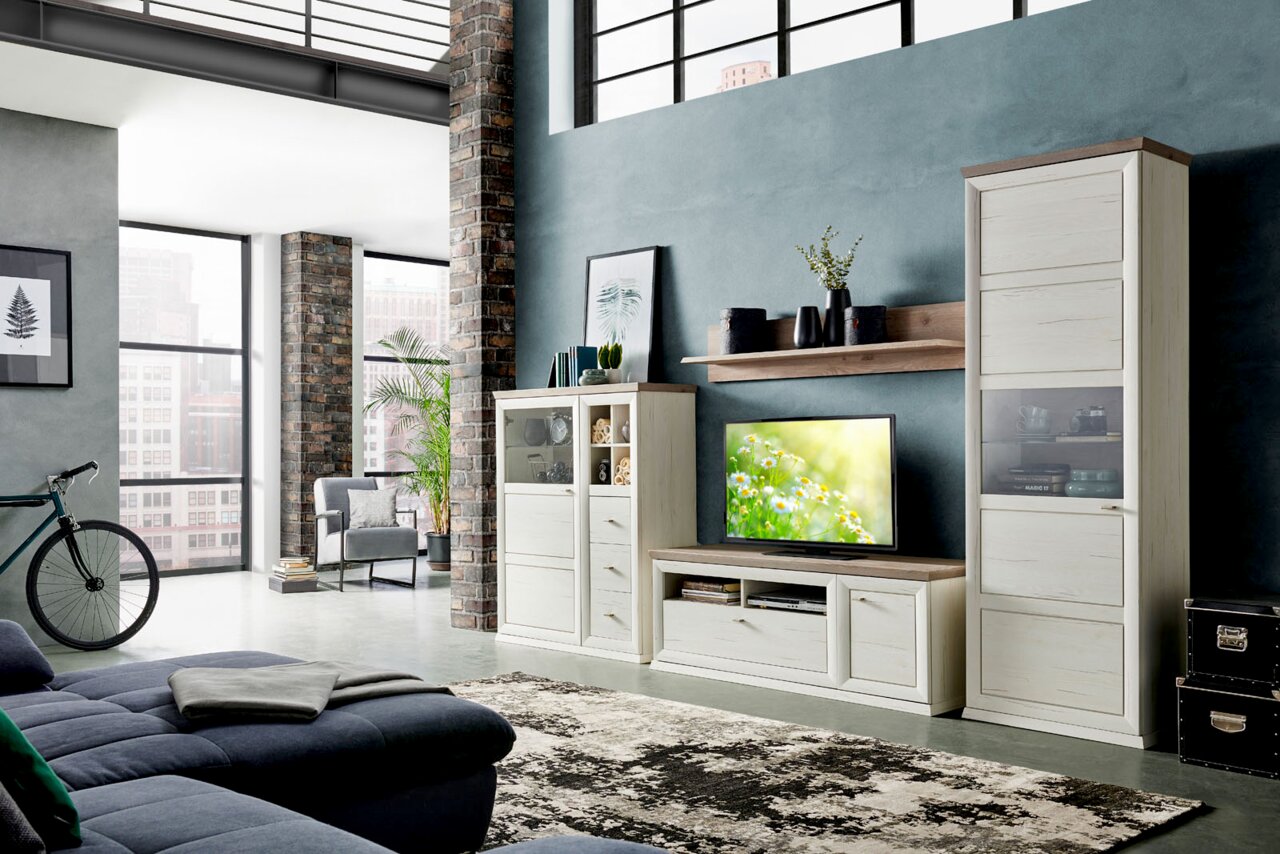 Moderne wandmeubel in lichte houtlook met tv-kast, vitrinekast en plank, zijaanzicht