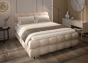 Gemütliches Boxbett in einem modernen Schlafzimmer, seitliche Perspektive