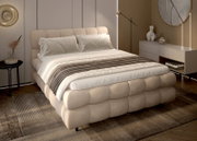Gemütliches Boxbett in einem modernen Schlafzimmer, seitliche Perspektive
