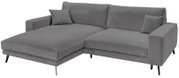 Graues Ecksofa mit linker Ottomane/Longchair, zwei Rückenkissen und zwei Zierkissen, auf schwarzen Metallfüßen, in schräger Frontansicht von vorne links freigestellt