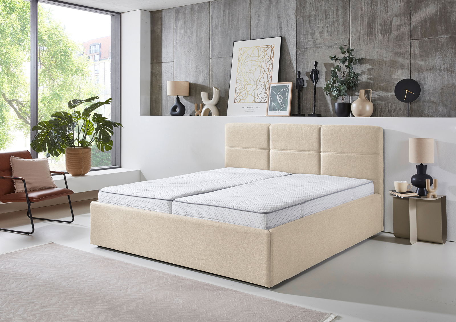 Modernes Polsterbett 180x200 in einem stilvollen Schlafzimmer, seitliche Perspektive