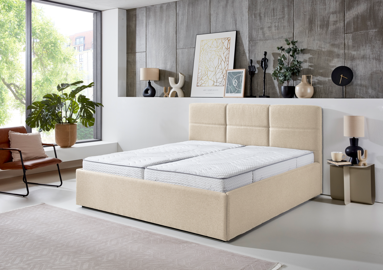 Modernes Polsterbett 180x200 in einem stilvollen Schlafzimmer, seitliche Perspektive