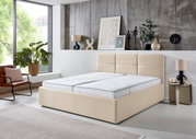 Modern gestoffeerd bed van 180 x 200 cm in een stijlvolle slaapkamer, zijaanzicht