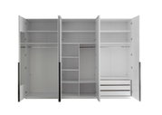 Großer weißer Kleiderschrank mit geöffneten Türen, zahlreichen Einlegeböden, Kleiderstangen, Schubladen und integriertem Spiegel in frontaler Innenansicht