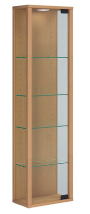 Hohe, schmale Vitrine aus hellem Holz mit Glasfront und vier Glasböden, mit Innenbeleuchtung oben, in frontaler Ansicht leicht von rechts
