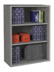 Graues Regal mit drei Ebenen, gefüllt mit blauen und gestreiften Ordnern, roten Boxen und Büchern, seitliche Perspektive.