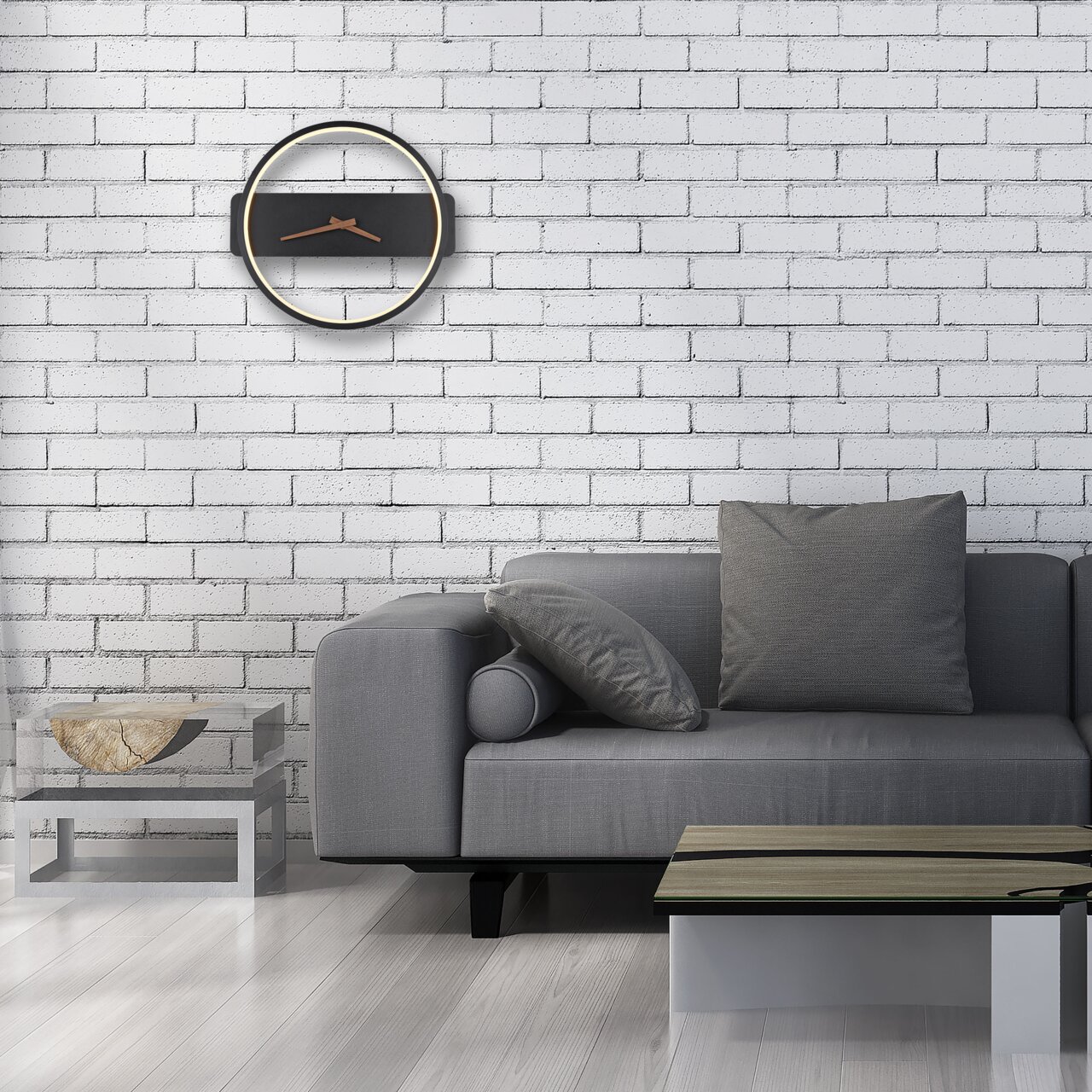 Globo Lighting Wanduhr SUSSY Moderne Wanduhr SUSSY mit minimalistischem Design, aufgehängt an einer weißen Ziegelwand über einem grauen Sofa. Frontalansicht.