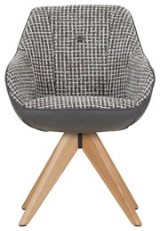 Vorderansicht eines modernen Armlehnstuhls mit gemustertem Stoffbezug und Holzbeinen.