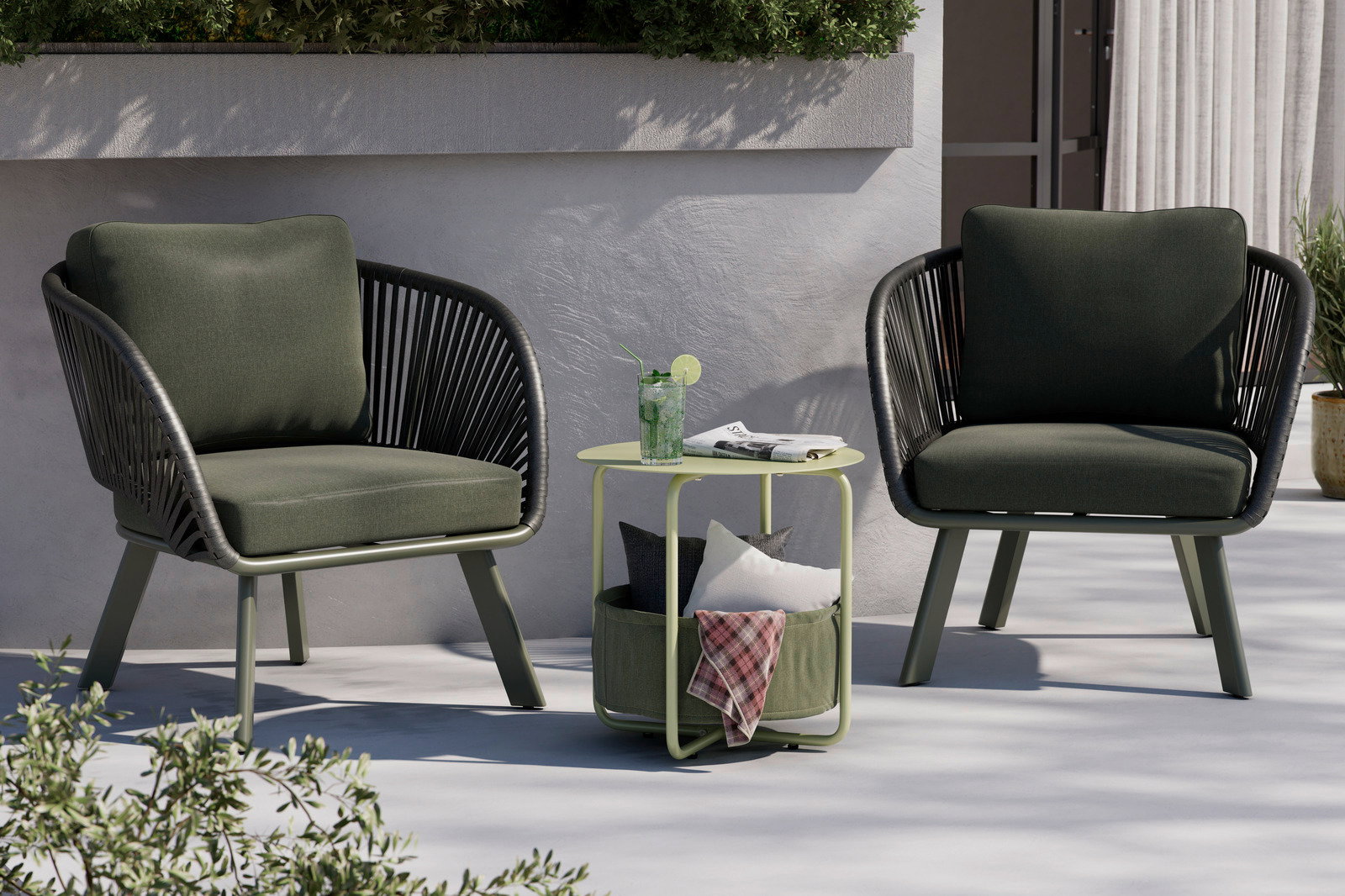 Ambia Garden Loungesessel KATO Zwei grüne Loungesessel mit schwarzen Armlehnen und einem kleinen grünen Beistelltisch im Freien, aus der Frontalperspektive fotografiert.