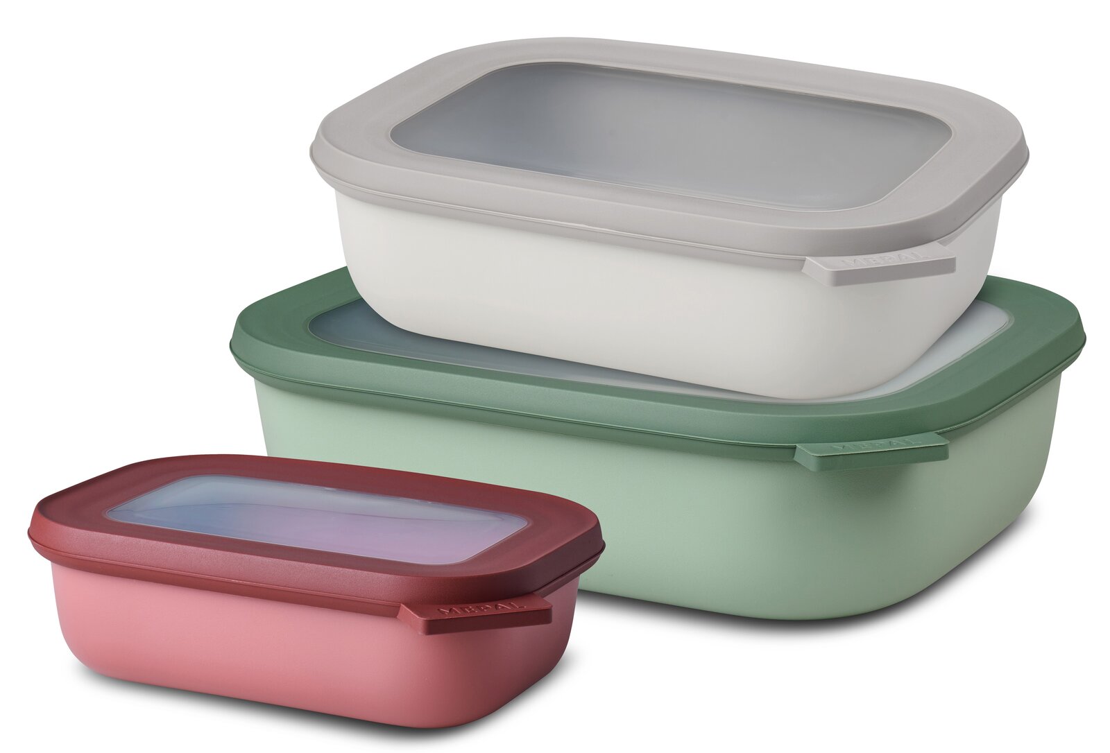 Mepal Vorratsdosen-Set 3-tlg. CIRQULA Drei rechteckige Frischhaltedosen mit Deckel in verschiedenen Größen (weiß/grau, grün, rosa/bordeaux) gestapelt, freigestellt auf weißem Hintergrund, in leicht schräger Vorderansicht von oben.