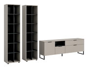 Modernes Möbel-Set in Beige mit zwei hohen offenen Regalschränken und einem niedrigen Sideboard mit Schubladen, Türen und offenem Fach auf schwarzen Metallfüßen, dargestellt in frontaler Ansicht mit leichter Perspektive von vorn links