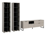 Modernes Möbel-Set in Beige mit zwei hohen offenen Regalschränken und einem niedrigen Sideboard mit Schubladen, Türen und offenem Fach auf schwarzen Metallfüßen, dargestellt in frontaler Ansicht mit leichter Perspektive von vorn links