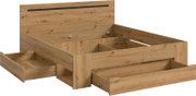 Holzbett in Eiche-Optik mit hochklappbarem Stauraum-Kopfteil und zwei großen Unterbett-Schubladen, schräg von vorne links gezeigt.