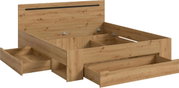 Holzbett in Eiche-Optik mit hochklappbarem Stauraum-Kopfteil und zwei großen Unterbett-Schubladen, schräg von vorne links gezeigt.