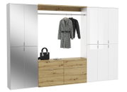 Garderobenkombination mit weißem Hochglanz und Holzoptik, bestehend aus Schränken, einer Kleiderstange mit Mänteln und einer Ablage mit Handtasche, seitliche Perspektive.