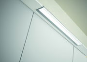 Nahaufnahme einer modernen Badezimmerleuchte über einem Spiegelschrank, von unten betrachtet.