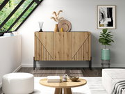 Modernes Sideboard aus Holz mit geometrischem Design, in einem stilvoll eingerichteten Wohnzimmer, aus frontaler Perspektive.
