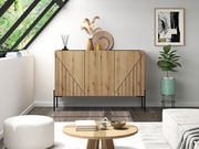Modernes Sideboard aus Holz mit geometrischem Design, in einem stilvoll eingerichteten Wohnzimmer, aus frontaler Perspektive.