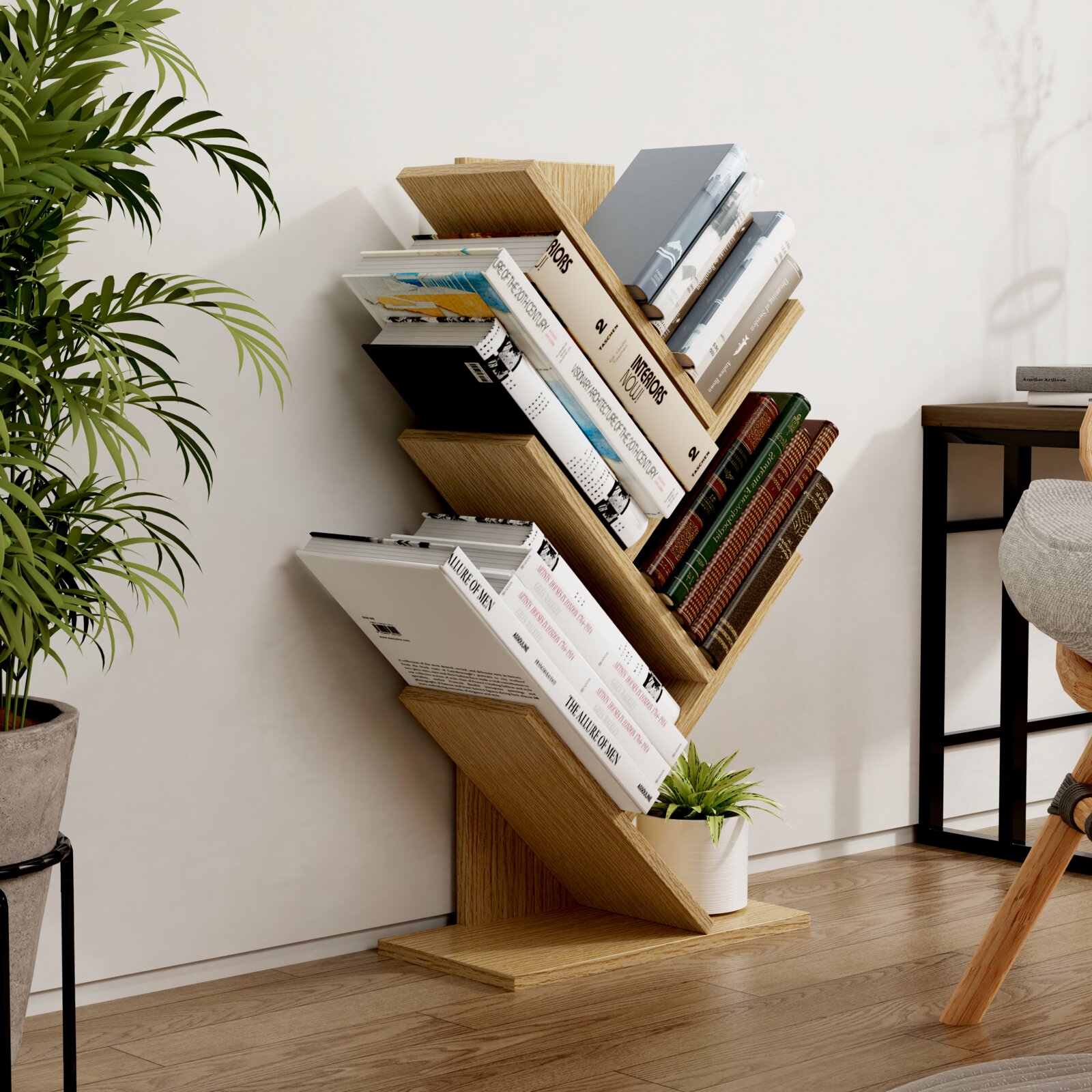 Modernes Z-förmiges Standregal/Bücherregal aus Holzoptik mit schrägen Ablageflächen, gefüllt mit Büchern und einer kleinen Pflanze, in einem Wohnzimmer; Perspektive: seitliche 3/4-Ansicht leicht von vorne