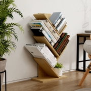 Modernes Z-förmiges Standregal/Bücherregal aus Holzoptik mit schrägen Ablageflächen, gefüllt mit Büchern und einer kleinen Pflanze, in einem Wohnzimmer; Perspektive: seitliche 3/4-Ansicht leicht von vorne