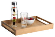 Holztablett aus Eiche mit erhöhtem Rand, darauf eine Glaskaraffe mit Früchten, zwei gestapelte Gläser und eine Schale mit Beeren, seitliche Perspektive
