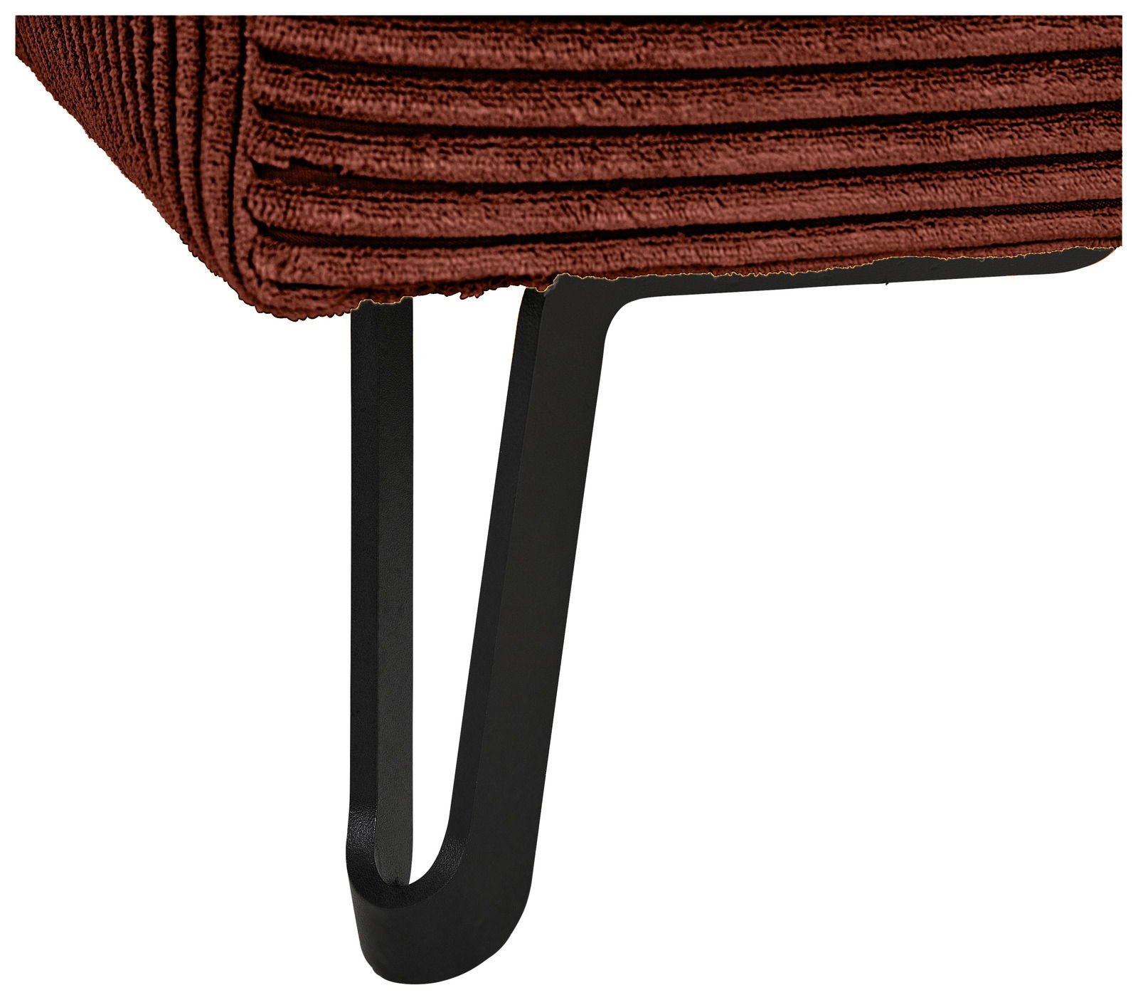 Nahaufnahme eines Sofabeins mit schwarzem Metallgestell und braunem, geripptem Stoffbezug, seitliche Perspektive