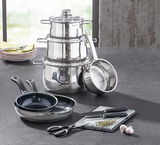 Kochtopf-Starter-Set 10-tlg. aus Edelstahl, bestehend aus mehreren Töpfen und Pfannen, mit Küchenutensilien auf einer Arbeitsfläche, seitliche Perspektive.