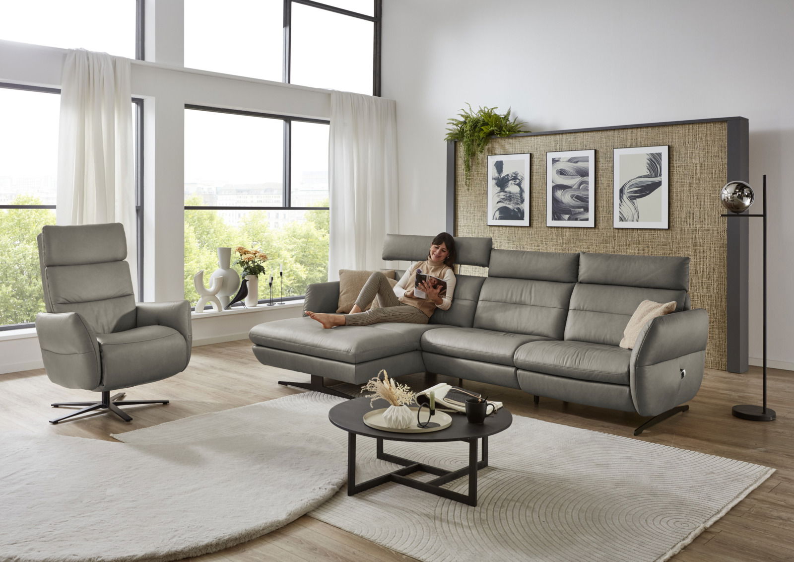 Moderner grauer Fernsehsessel in einem stilvoll eingerichteten Wohnzimmer, seitliche Perspektive.